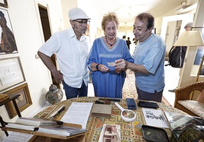 Manolo Bellido, Remi Fernández Campoy, and Sigfrid Monleón during the filming of "Grandchildren of Torremolinos".