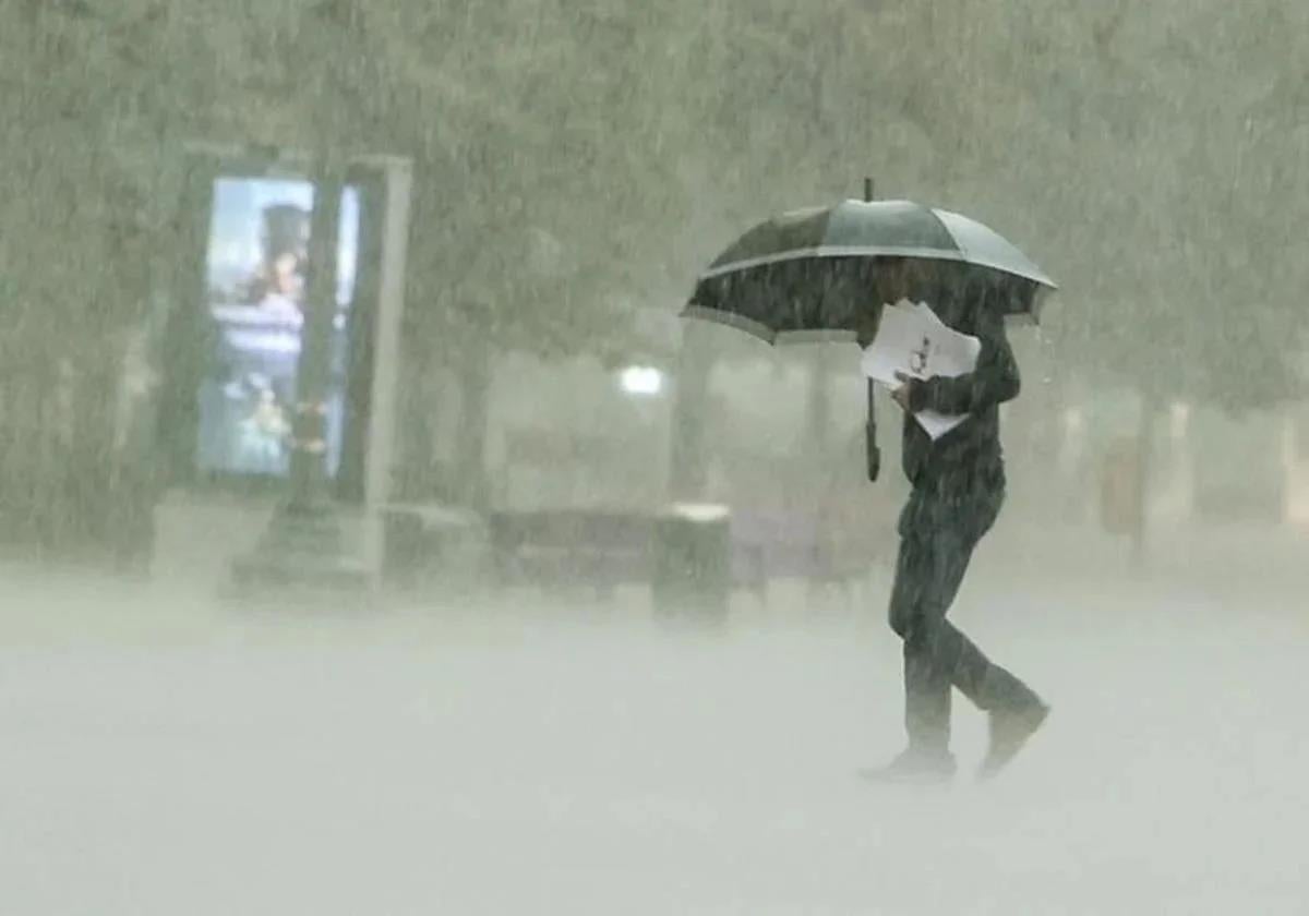 A young man plays sport in Barceloneta in strong gusts of wind.