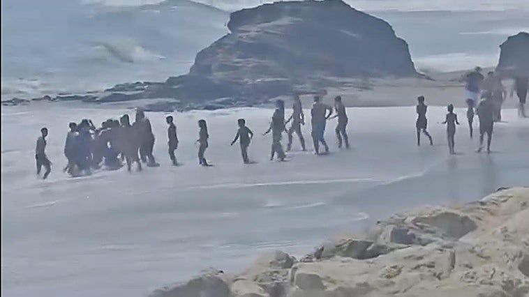 The sea rescue operation which involved the formation of a human chain.