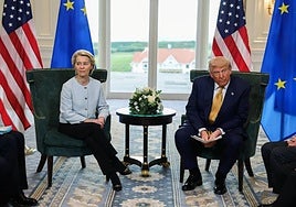 The President of the European Commission with the US President on the day they signed the trade agreement.