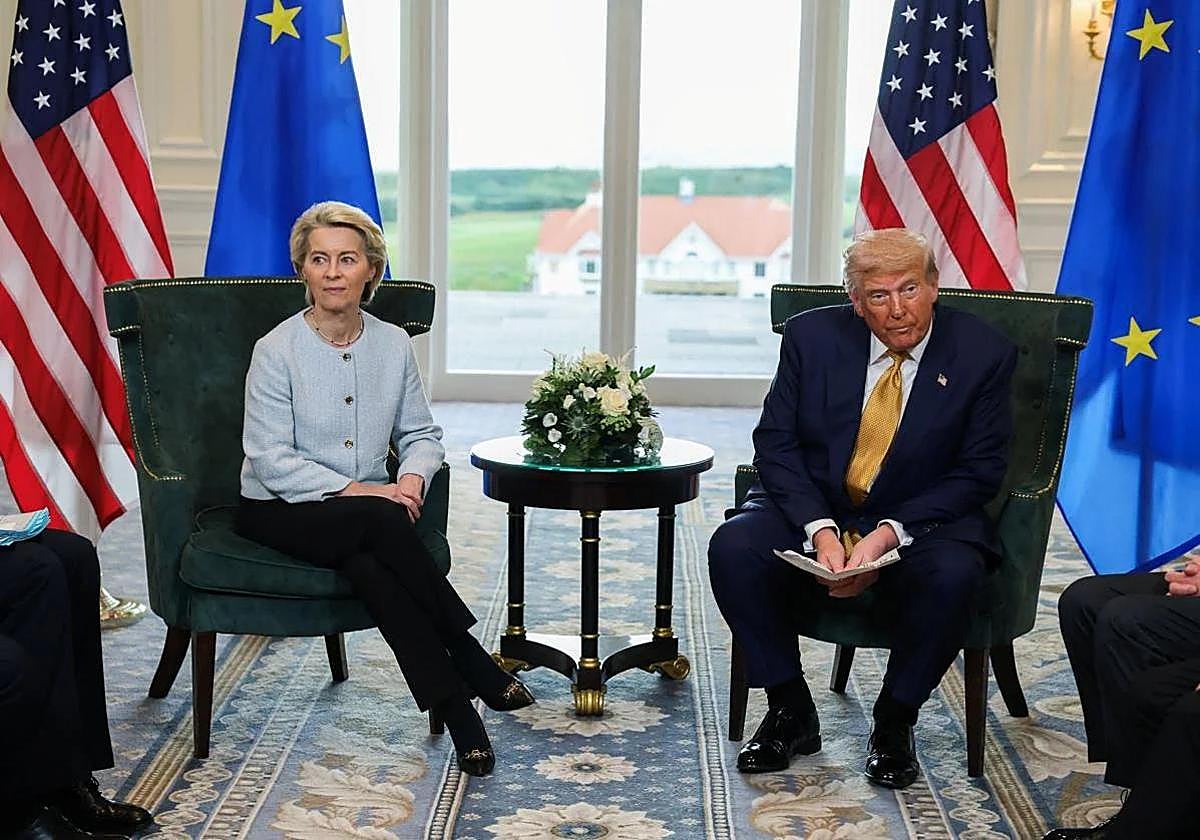 The President of the European Commission with the US President on the day they signed the trade agreement.
