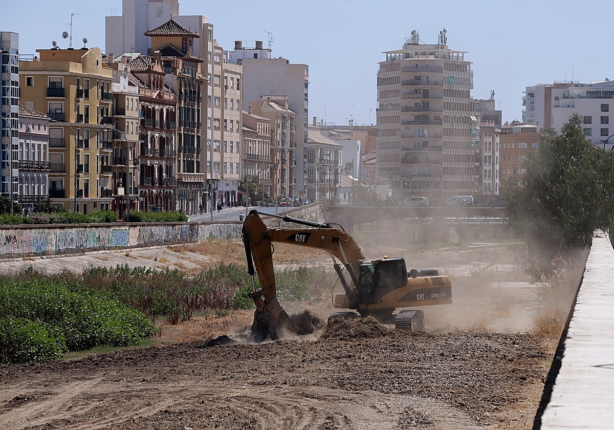 The clearance work under way in the Guadalmedina riverbed.