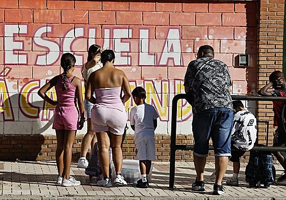 Images of the return to the classroom of the youngest pupils.