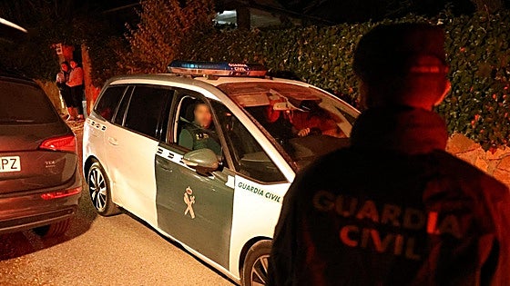 Neighbour shoots man dead and then barricades himself inside house in Granada with deceased's wife