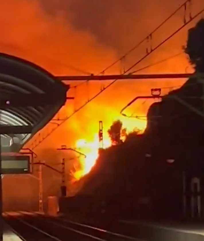 Imagen secundaria 2 - Major blaze in Benalmádena is stabilised and Costa del Sol train service restored after evacuation of 200 people from their homes