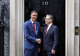 Starmer and Sánchez meeting outside 10 Downing Street.