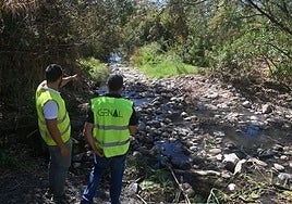 Experts responsible for the project assess the state of the Guadaiza river in San Pedro.