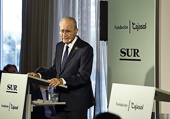 Francisco de la Torre speaking at the SUR forum.