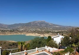 File image of homes in Los Romanes, overlooking the La Viñuela reservoir.