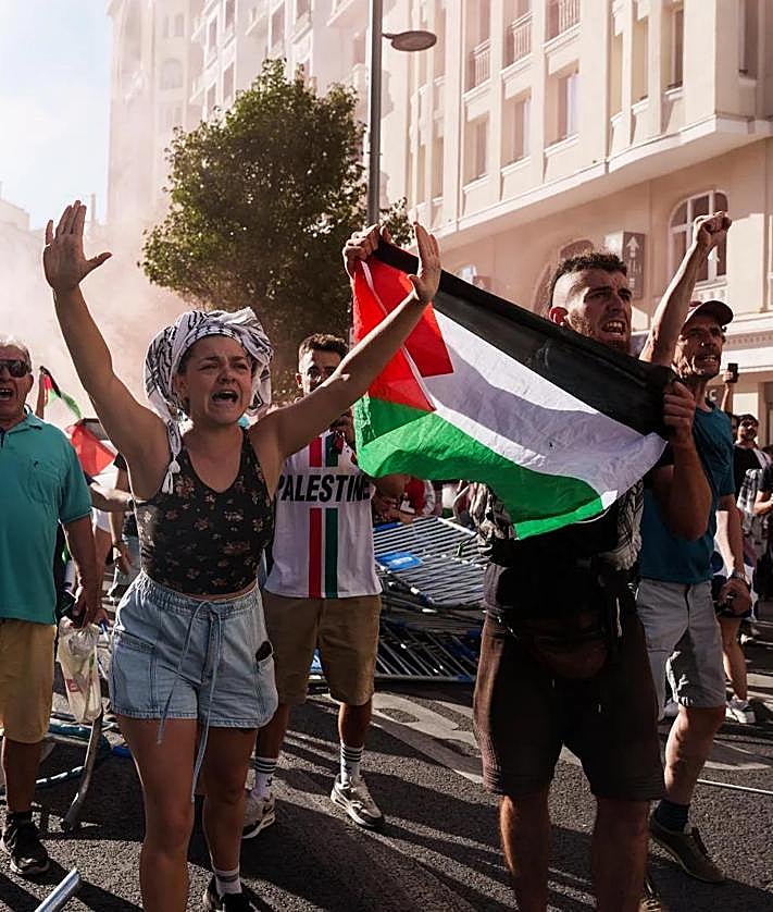 Imagen secundaria 2 - Spain&#039;s La Vuelta cycle race descends into chaos as pro-Palestinian protesters stop it reaching the finishing line