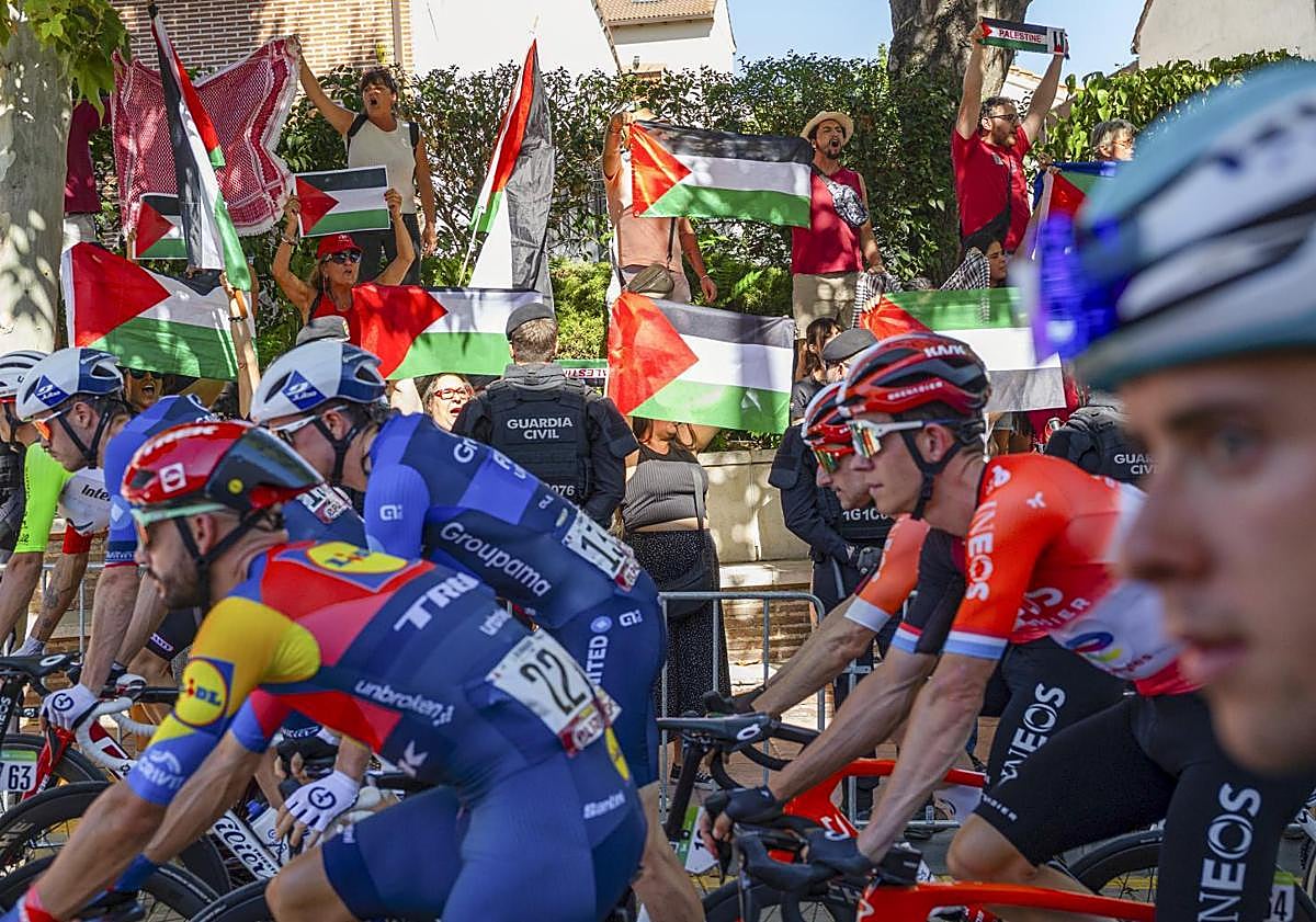 Imagen principal - Spain&#039;s La Vuelta cycle race descends into chaos as pro-Palestinian protesters stop it reaching the finishing line