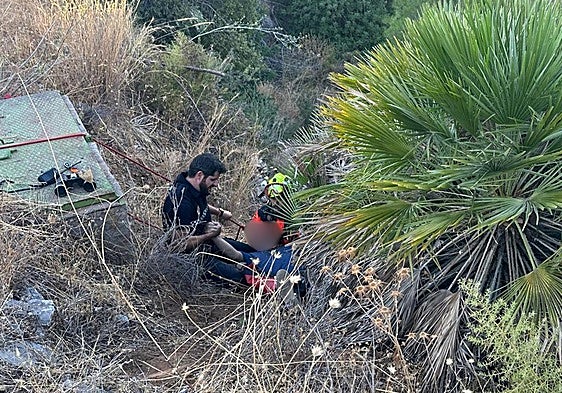 Police and firefighters save 90-year-old man from falling down 30-metre drop in Guadalhorce valley town