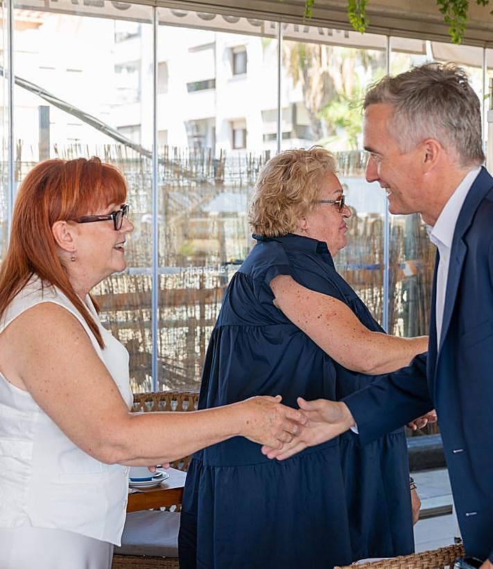 Imagen secundaria 2 - The ambassador with the mayor of Estepona (top) and with representatives of local associations.