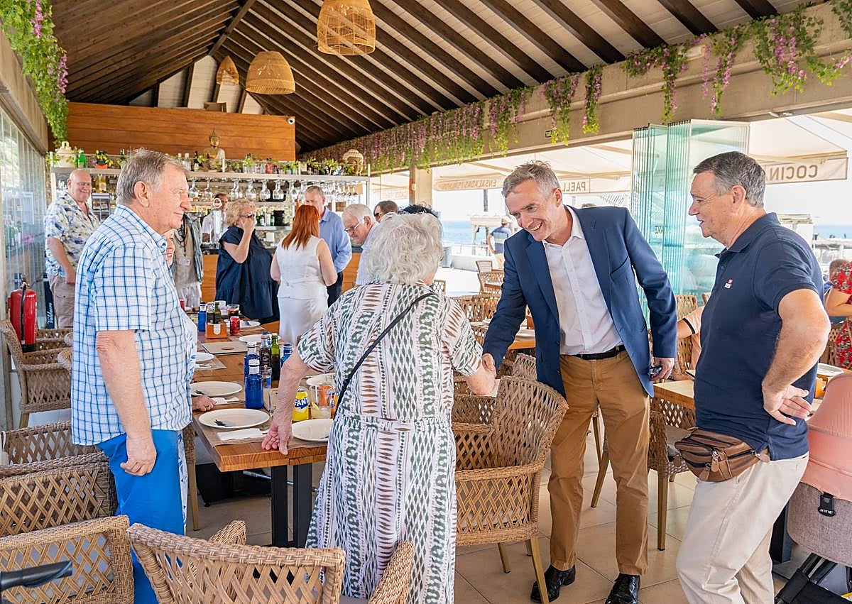 Imagen secundaria 1 - The ambassador with the mayor of Estepona (top) and with representatives of local associations.