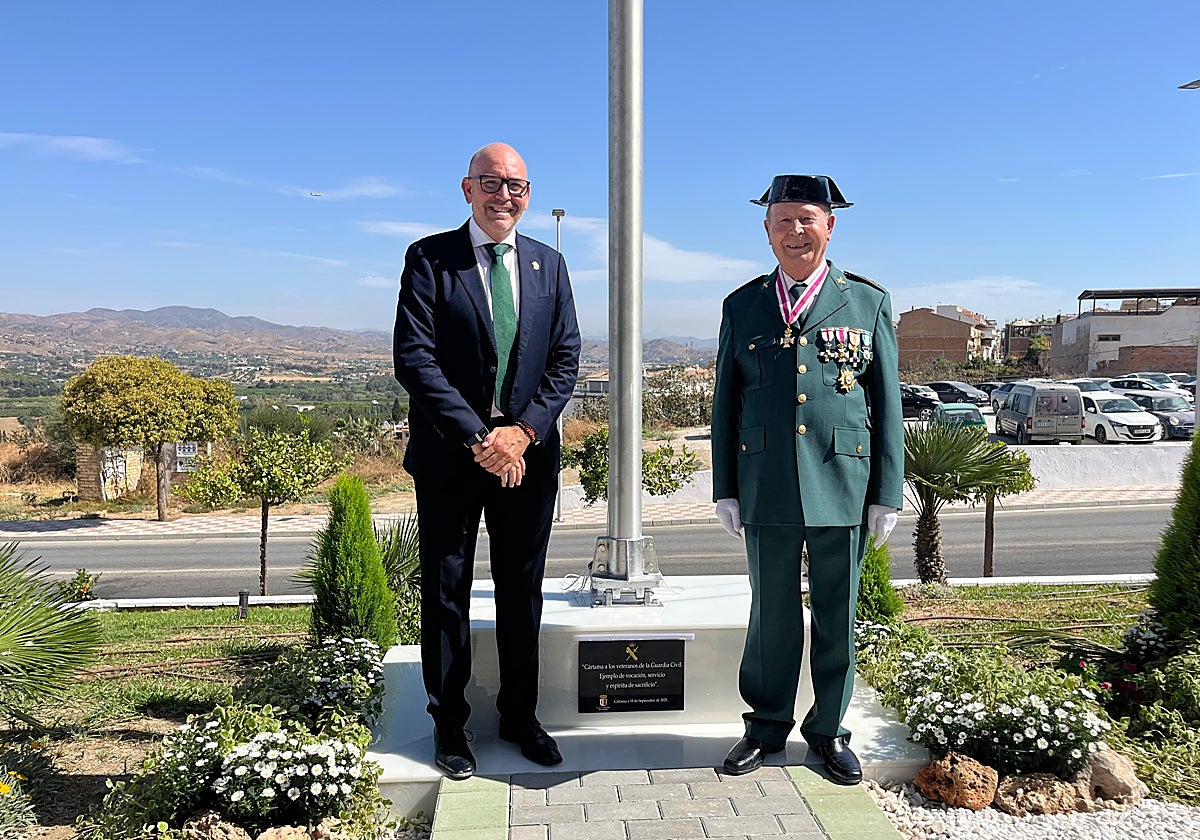 The Mayor of Cártama, Jorge Gallardo and Second Lieutenant, Manuel Moreno next to the plaque.