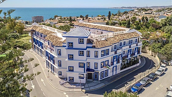 Why is an illegally built hotel in Benalmádena still standing and open for business?