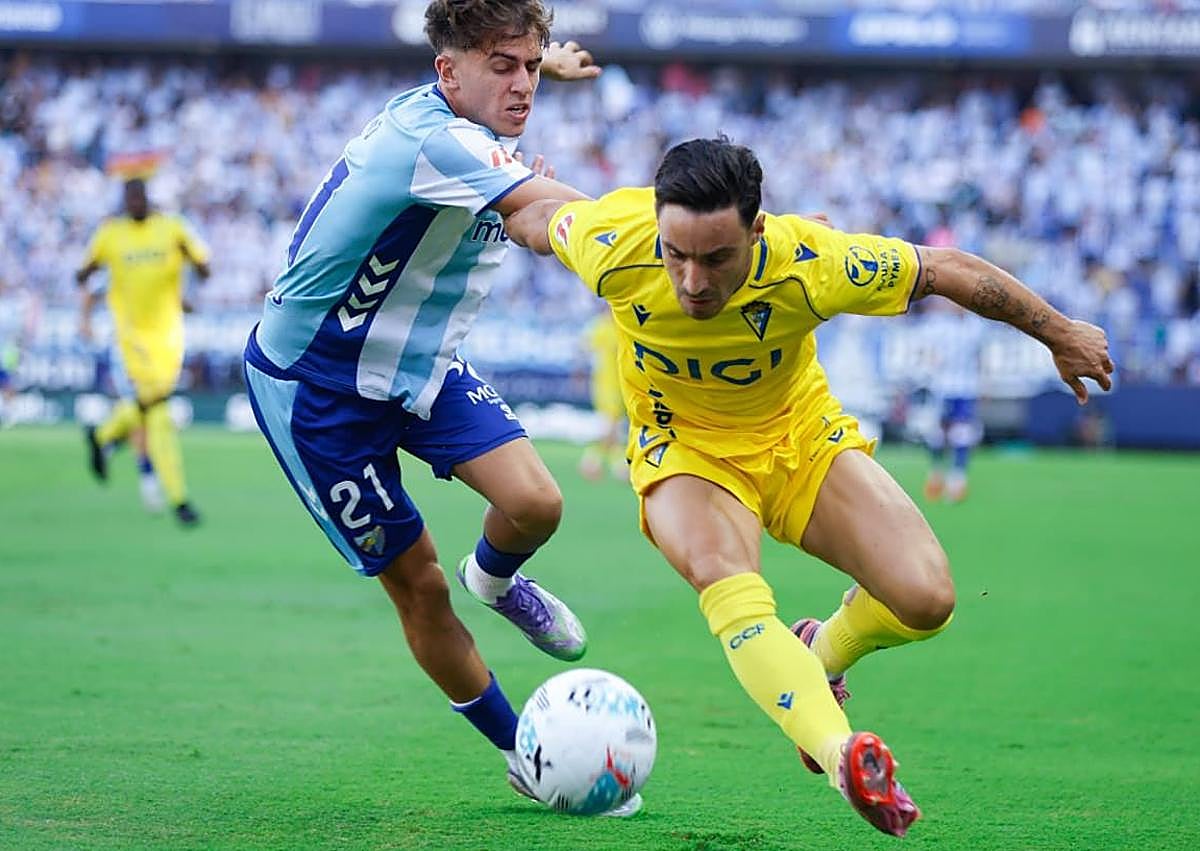 Imagen secundaria 1 - Malaga CF suffer derby heartbreak as early strike deepens league slump