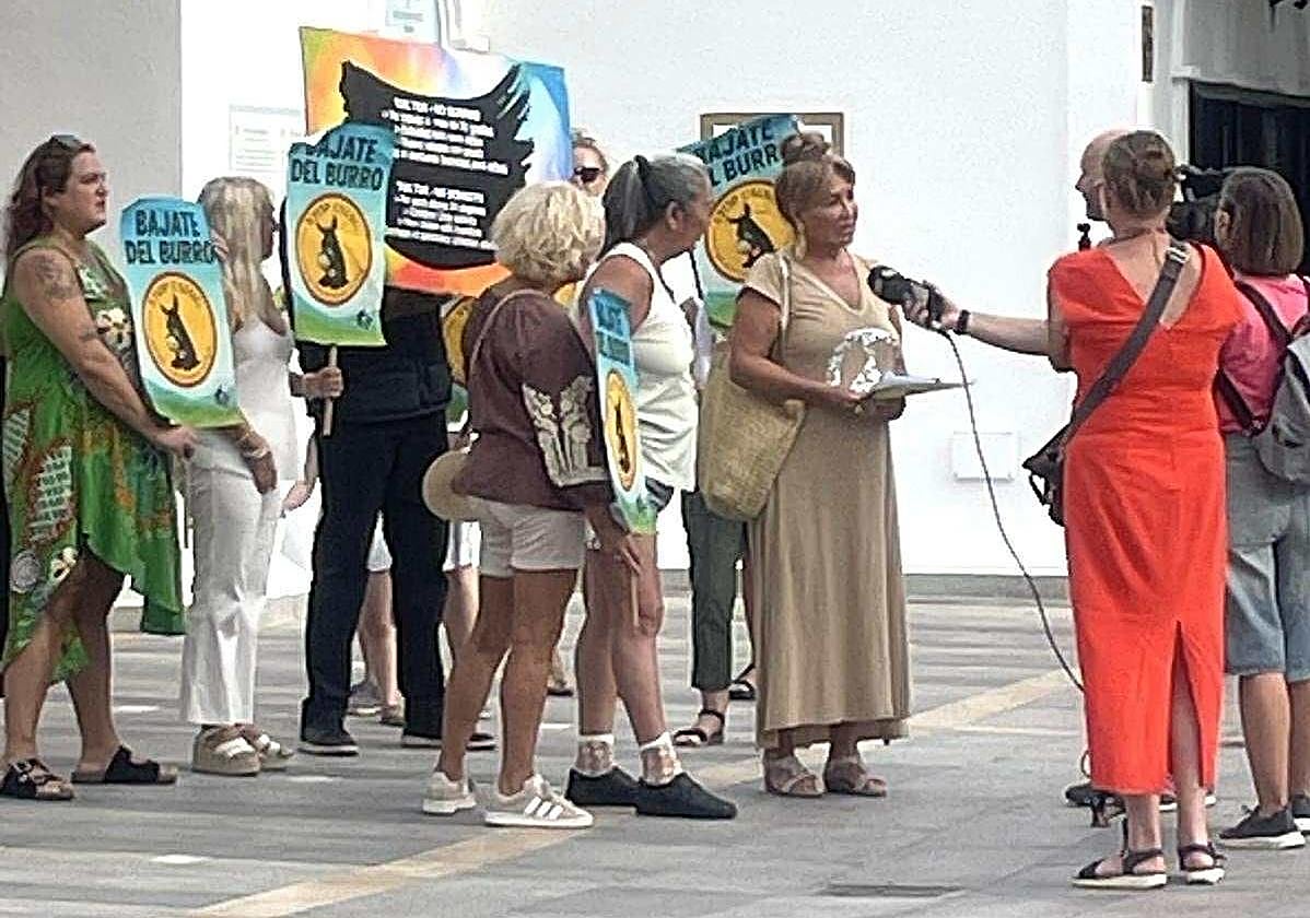 Animal rights activists express discontent with Mijas town hall for allowing donkey taxi service to continue