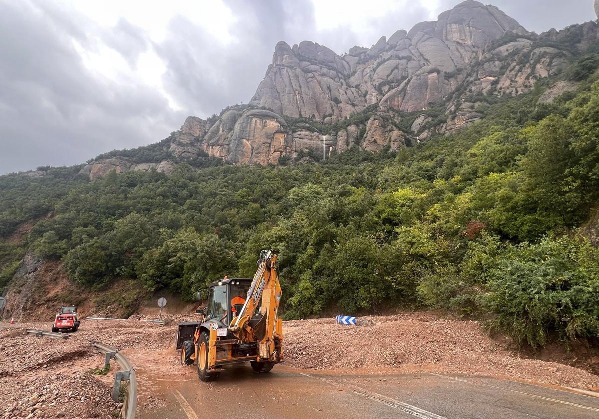 A landslide on the Montserrat funicular railway line forced the evacuation of 27 people.
