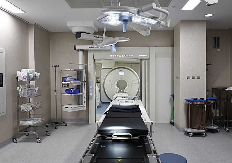 A motorised door connects the operating theatre to the area where intraoperative MRI is performed.
