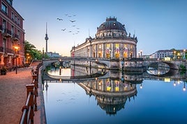 The Bode Museum (r) with the Fernsehturm TV tower (l).