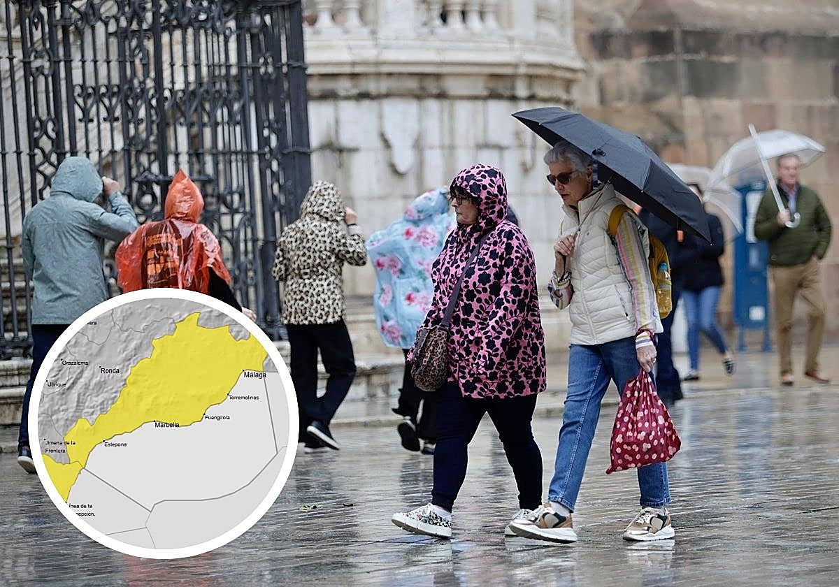 Tourists brave the rain in the centre of Malaga, in a file image.