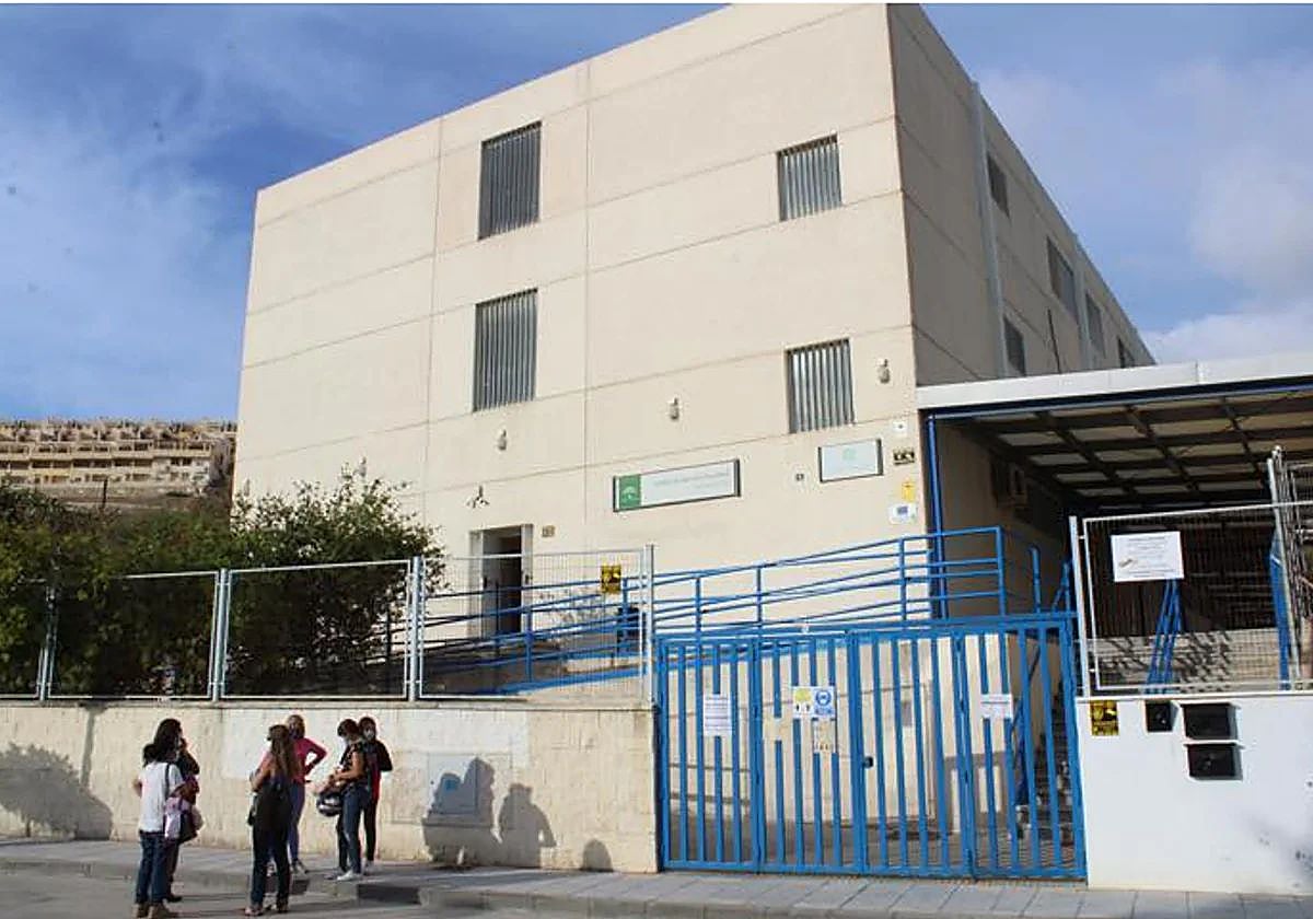 The town hall ceded a plot of land to the regional government next to the IES La Cala for the installation of prefabricated classrooms.
