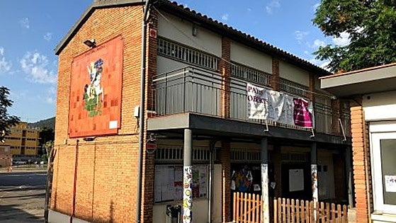 Anger as family of squatters move into caretaker's hut in playground of primary school in Barcelona
