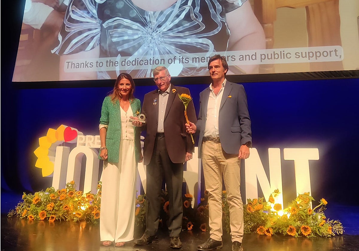 The Mayor of Mijas Ana Mata presents the Lions with the solidarity award.