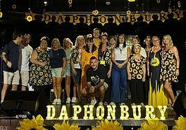 Tony Whitehouse (c) with helpers and performers at the start of the event in Benalmádena.