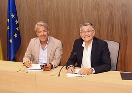 Councillors José Eduardo Díaz and Javier García after the meeting in San Pedro.