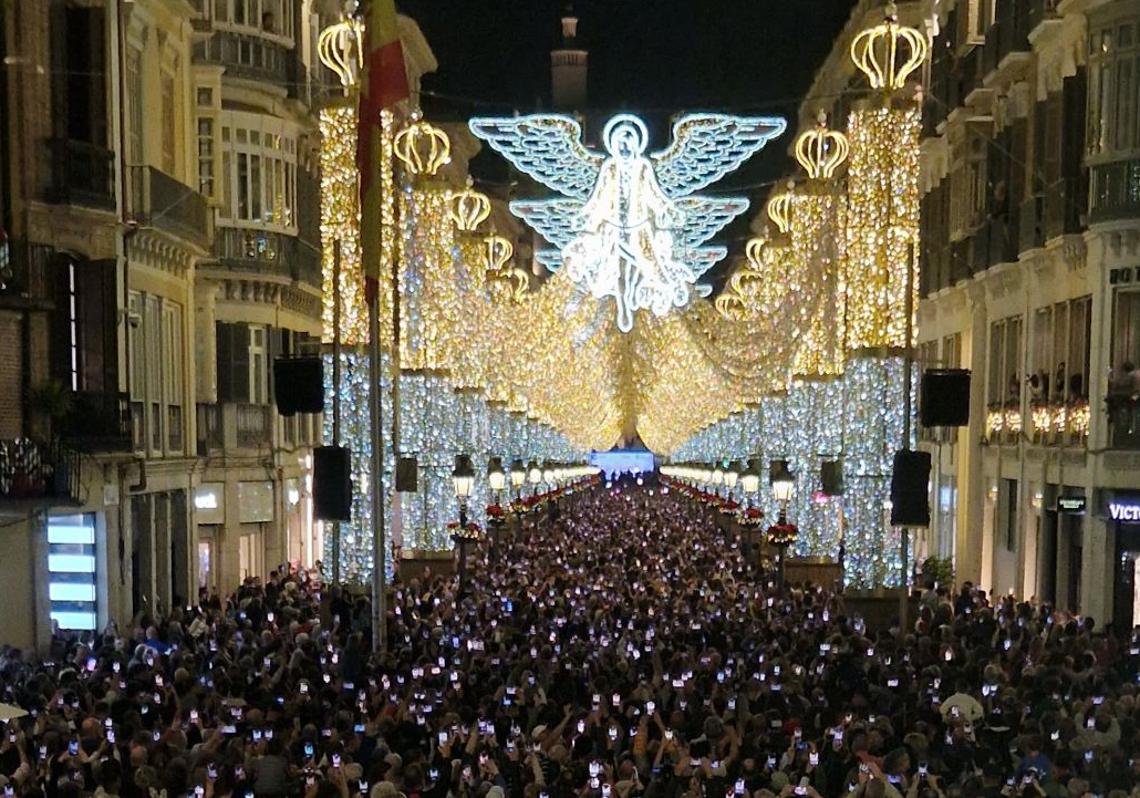 Imagen después - The Christmas lights have evolved into a huge light and sound show.