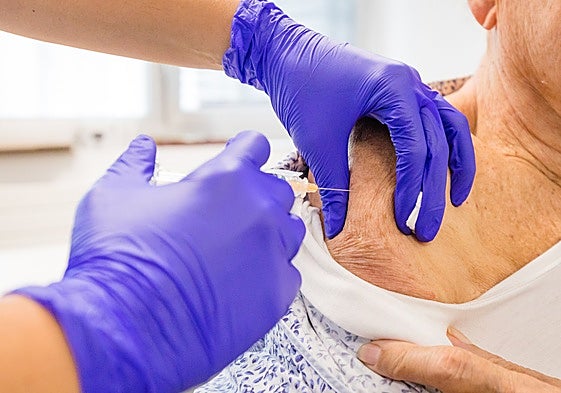 An elderly gentleman receiving a flu jab.