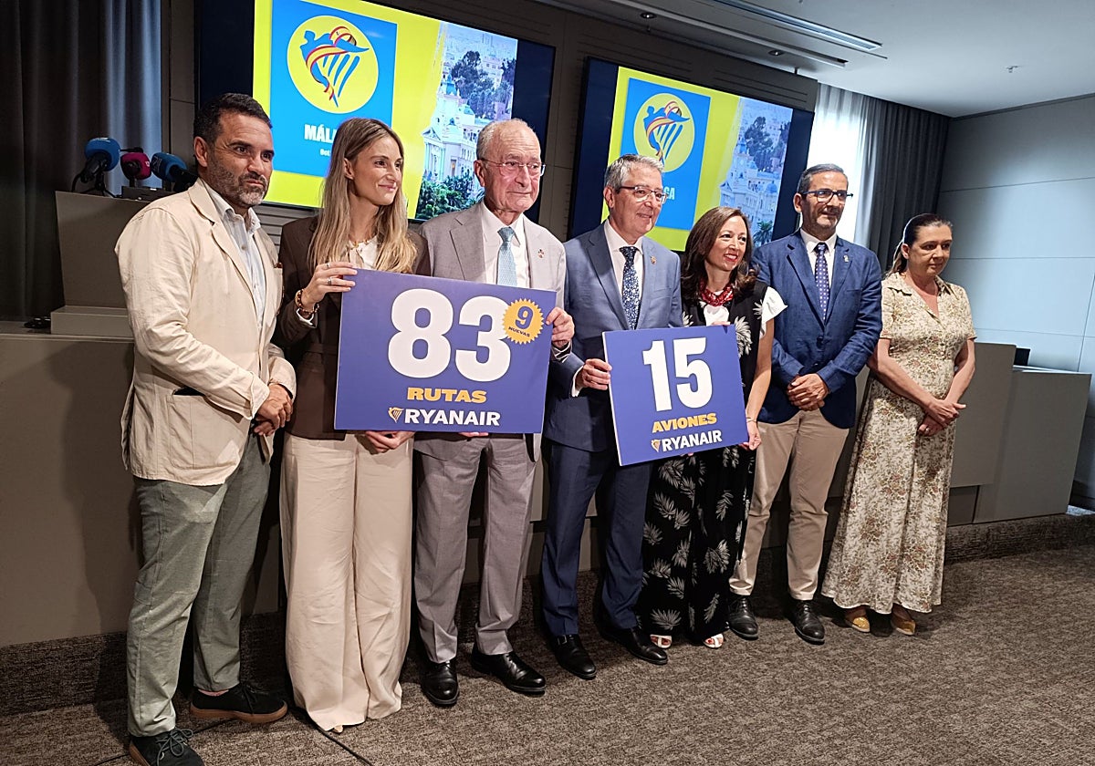 Authorities and Ryanair representatives during the presentation.