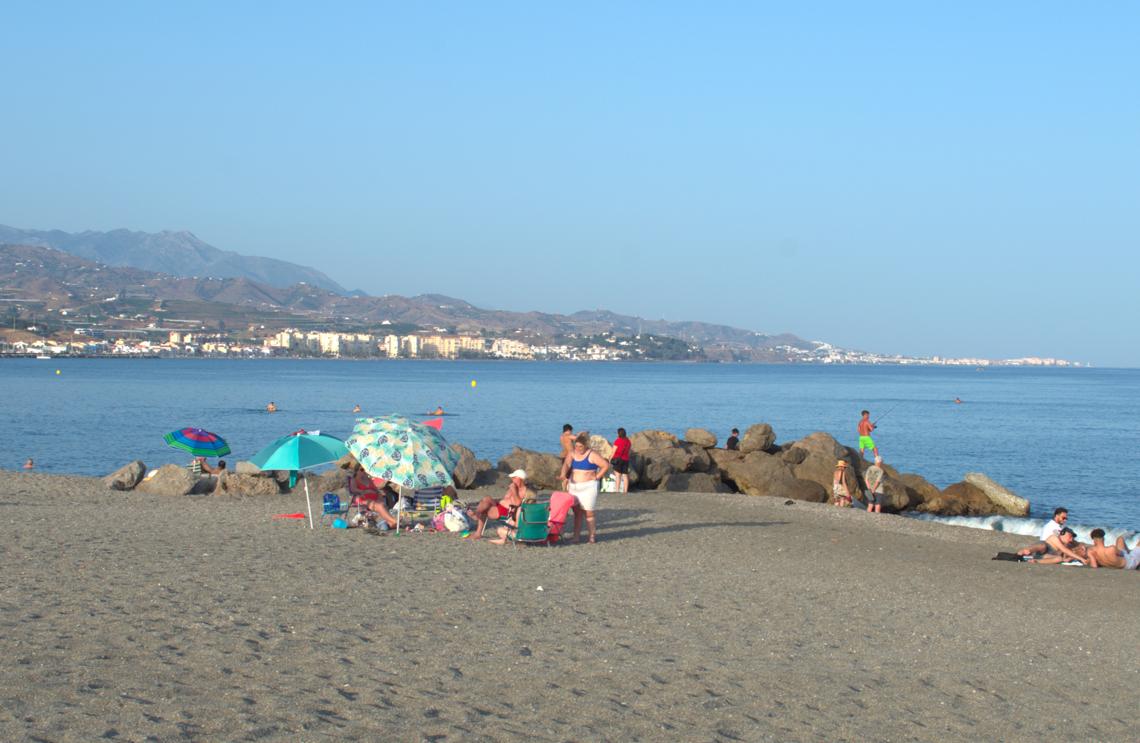 Imagen después - 'El Moro' is smaller than it used to be, but the views over to Caleta, Algarrobo, Mezquitilla, Torrox Lighthouse and the mountains remain largely unchanged.