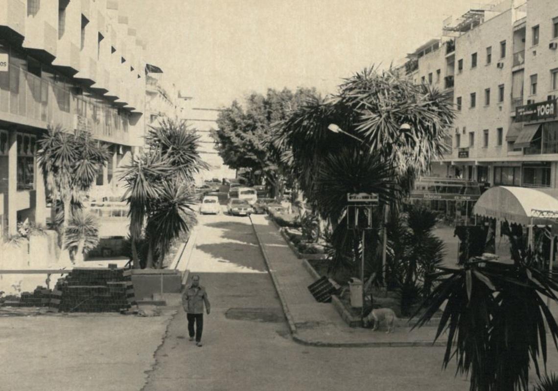 Imagen antes - Plaza de Andalucía was little more than a thoroughfare that led to Calle San Miguel in the 1980s.