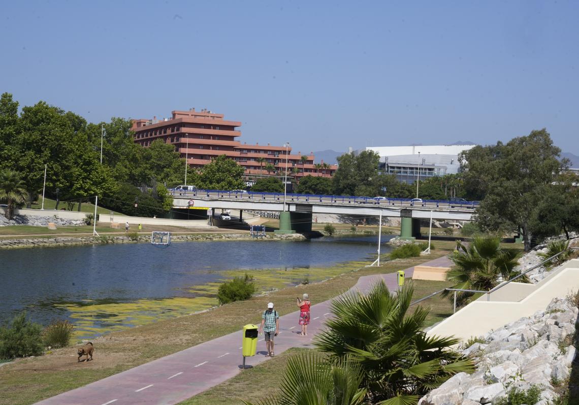 Imagen después - The renovation of the river path has made this area a popular spot for tourists.