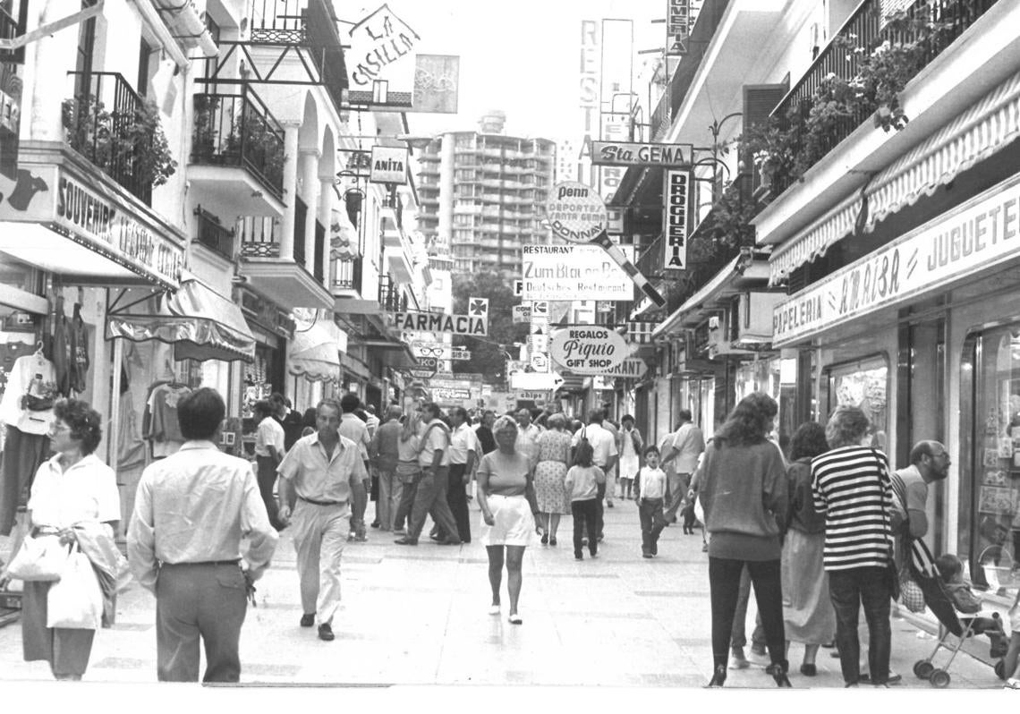 Imagen antes - The view looking up Calle San Miguel towards the town centre has hardly changed since the 1980s.