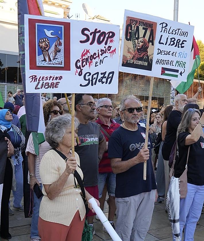 Imagen secundaria 2 - Spontaneous march in Malaga over Israel's interception of Gaza flotilla brings traffic to a halt