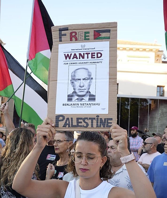 Imagen secundaria 2 - Spontaneous march in Malaga over Israel's interception of Gaza flotilla brings traffic to a halt