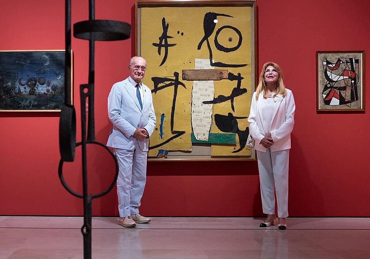 The mayor of Malaga and the baroness, next to a painting by Miró and a sculpture by Chillida.