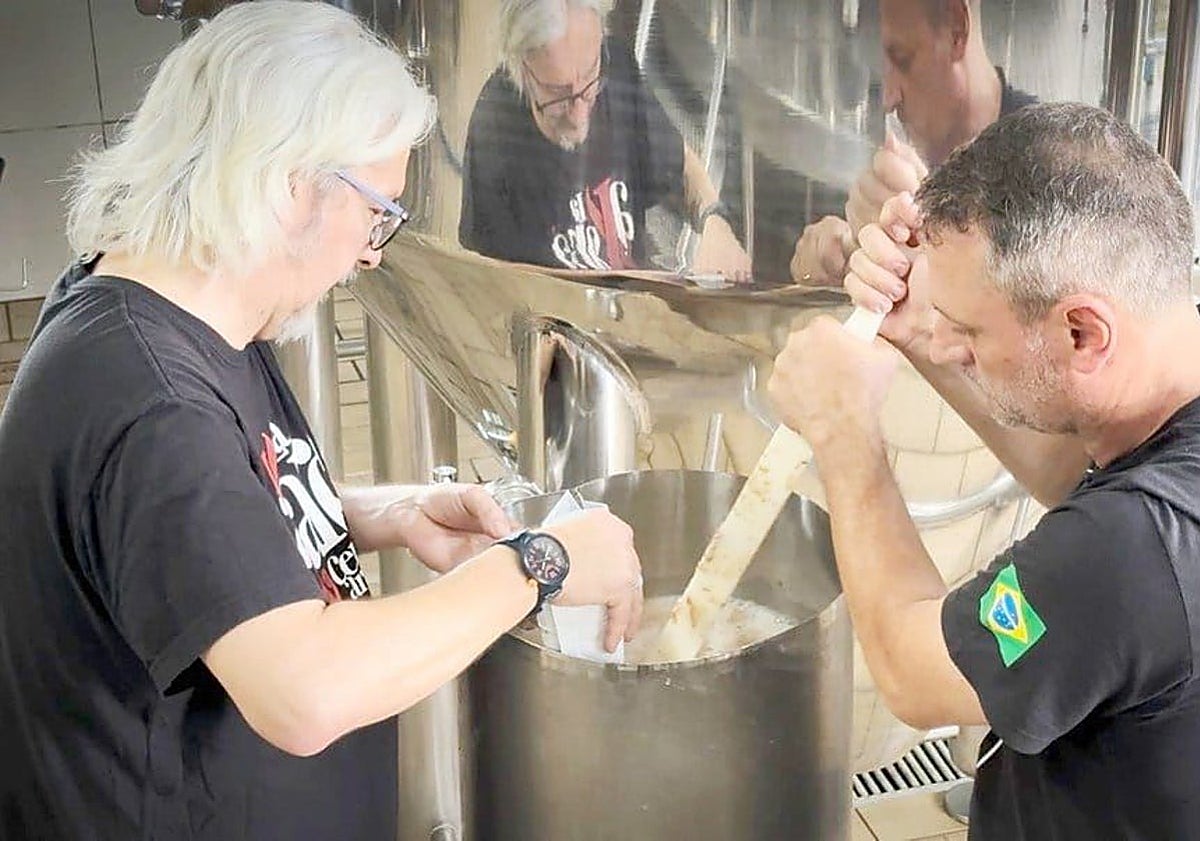 Imagen principal - Axarquía company wins gold medal at World Beer Awards 2025