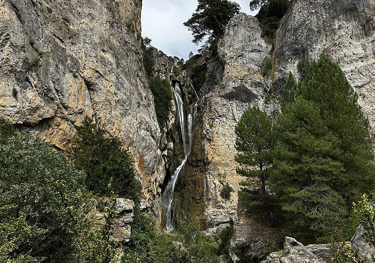 Imagen principal - The hiking route with endless waterfalls in Spain&#039;s Andalucía region, perfect to do this autumn