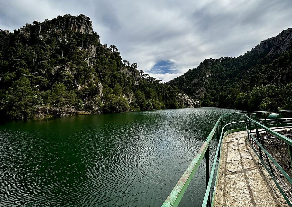 Imagen secundaria 1 - The hiking route with endless waterfalls in Spain&#039;s Andalucía region, perfect to do this autumn