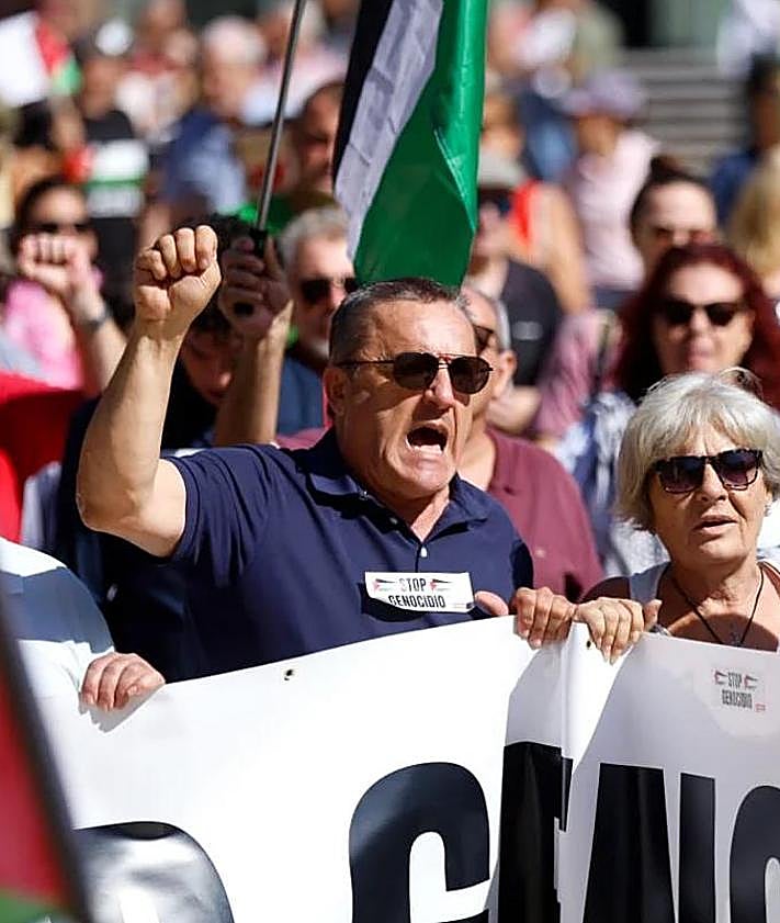 Imagen secundaria 2 - More than 4,000 protesters march on Malaga to demand &#039;peace and justice&#039; for Palestine and release of aid flotilla activists