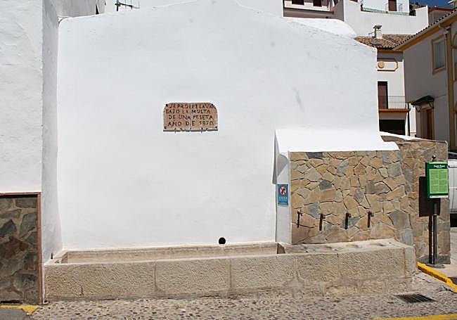 In the first few metres you pass by the Fuente Nueva fountain and the curious text on its front.