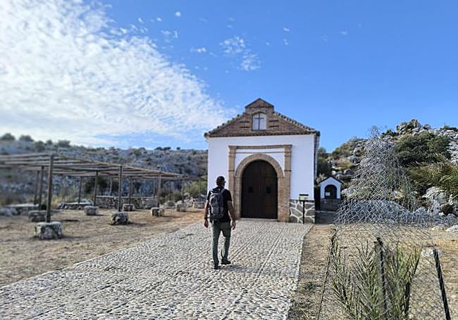 Arriving at the hermitage of La Escarihuela.