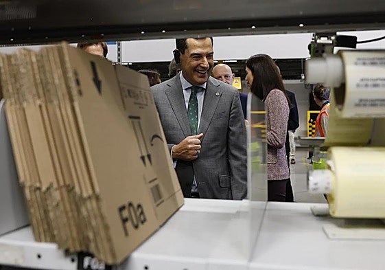 Juanma Moreno during his recent visit to Amazon's distribution centre in Dos Hermanas.