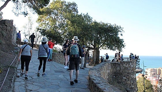 What will the weather be like in Malaga and along the Costa del Sol over the long bank holiday weekend?