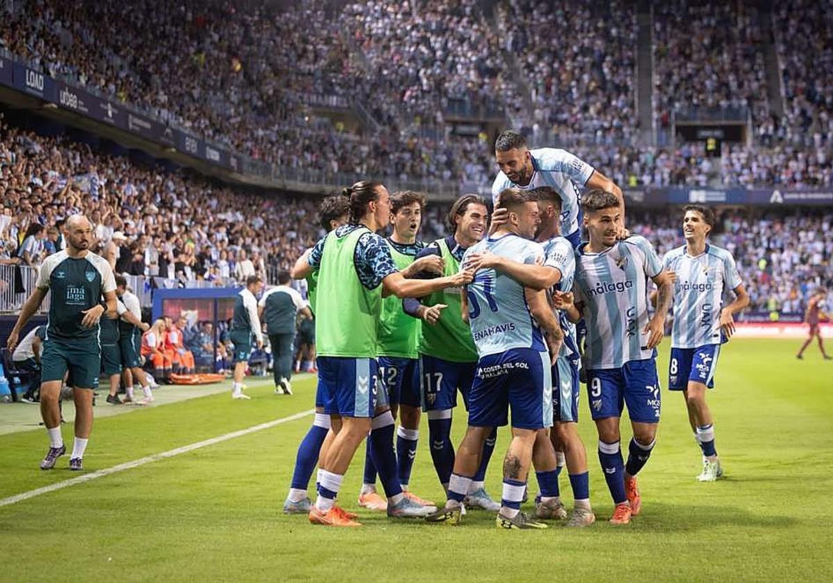 Imagen principal - Chupete steals the show as Malaga CF crush unbeaten leaders